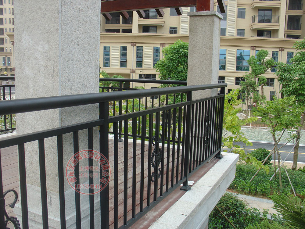 如何保養(yǎng)維護好鋅鋼護欄