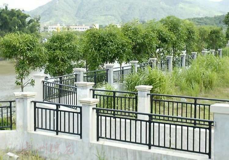 戶外采用的熱鍍鋅護(hù)欄