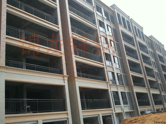 常德市澧縣小區(qū)黑色鋅鋼陽臺護欄客戶應(yīng)用案例