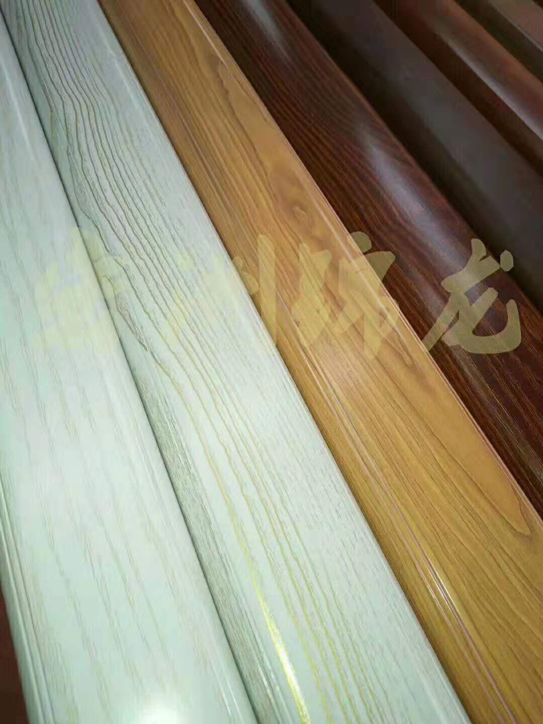 可以做不同顏色的鋅鋼木紋護欄