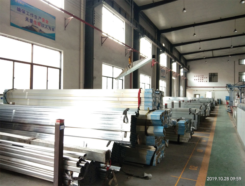 鋅鋼護欄生產(chǎn)廠家的老師傅