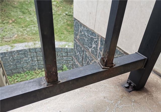 傳統(tǒng)的鋅鋼護欄圖片