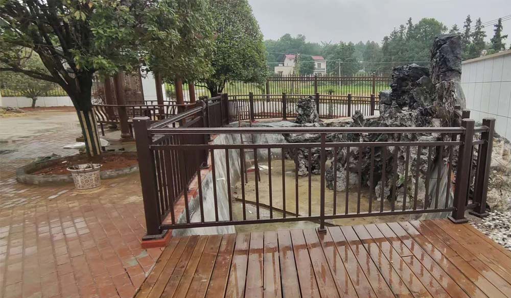 客戶家裝鋁合金圍墻護(hù)欄實(shí)拍圖