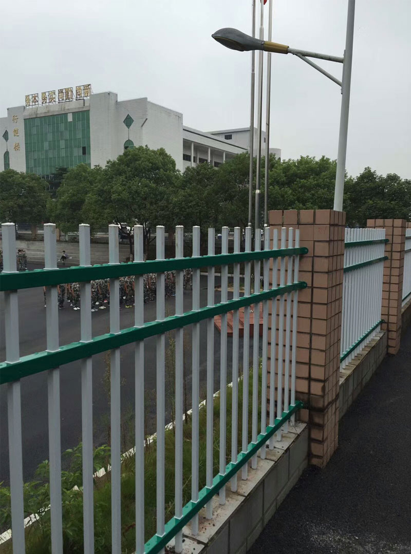 學(xué)校護(hù)欄廠家安裝效果圖