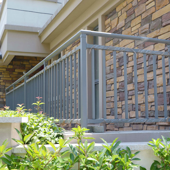 組裝鋅鋼護欄與焊接鋅鋼欄桿比較